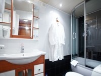Ванная комната в каюте П/Люкс 200 и 201 на шлюпочной палубе